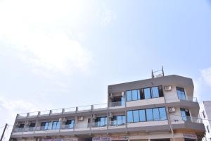 um edifício com janelas azuis do lado em Hotel Savera Inn em Morbi