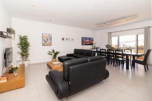 サグレスにあるVilla Farolのリビングルーム(黒革の家具、テーブル付)