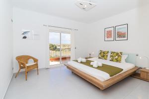 サグレスにあるVilla Farolの大きなベッドとバルコニーのある寝室 +27枚の写真