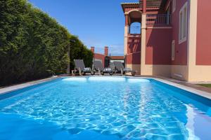 サグレスにあるVilla Farolの家の前のプール