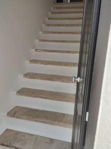un conjunto de escaleras que conducen a una puerta en La dimora di Roberto en Santeramo in Colle