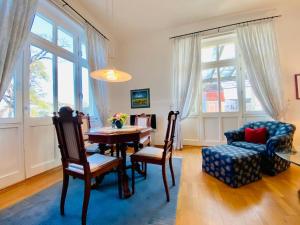 een woonkamer met een eettafel en een stoel bij Villa Caprivi 9 in Neuhof