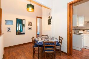 Una cocina o cocineta en Piazza Statuto Comfy APT - with 2 Balconies