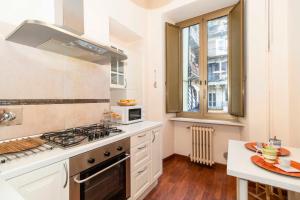 Una cocina o cocineta en Piazza Statuto Comfy APT - with 2 Balconies