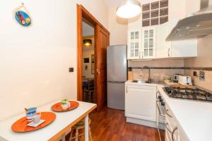 Una cocina o cocineta en Piazza Statuto Comfy APT - with 2 Balconies