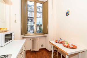 Una cocina o cocineta en Piazza Statuto Comfy APT - with 2 Balconies