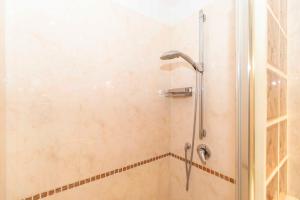 una doccia con una porta in vetro in un bagno di Piazza Statuto Comfy APT - with 2 Balconies a Torino Altre 37 foto