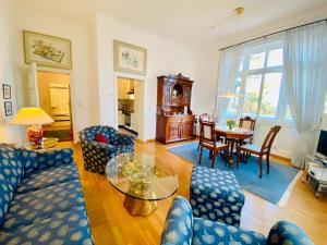 een woonkamer met blauwe banken en een tafel bij Villa Caprivi 9 in Neuhof