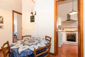 Una cocina o cocineta en Piazza Statuto Comfy APT - with 2 Balconies