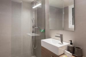 A bathroom at Acropolis Prestige Residence Még 30 kép