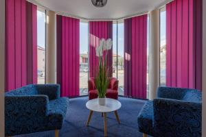 Uma área de estar em Hotel Sky