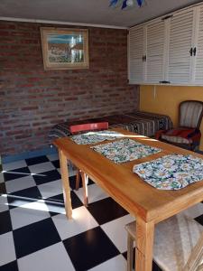 sala de estar con mesa y suelo a cuadros en Casa de huéspedes La vista en El Hoyo