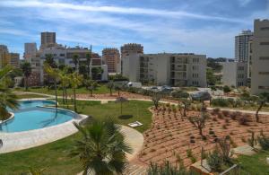 un parco con piscina in città di LUXURY OASIS SEA VIEW a Portimão