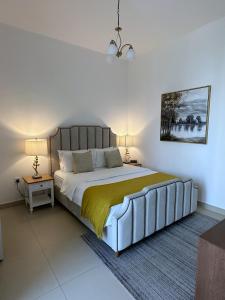 Łóżko lub łóżka w pokoju w obiekcie Magnolia- Dubai Creek Harbour Condo Apartment ApartHotel UAE