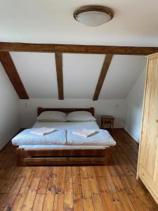 sypialnia z łóżkiem i drewnianą podłogą w obiekcie Chata Pepina w mieście Růžová