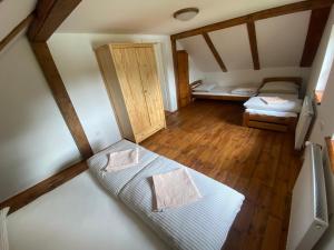 an overhead view of a room with two beds at Chata Pepina in Růžová