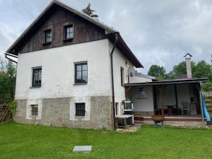 ein großes weißes Haus mit einem Gameradach in der Unterkunft Chata Pepina in Růžová