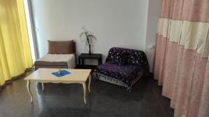 sala de estar con silla y mesa en Apartments Ohrid Lake en Ohrid
