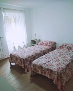 Cette chambre comprend 2 lits et une fenêtre. dans l'établissement Appartamento arredato Segni Roma CASA ANNA MARIA, à Segni