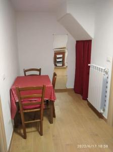 Habitación con mesa, mesa roja y silla en Appartamento arredato Segni Roma CASA ANNA MARIA, en Segni