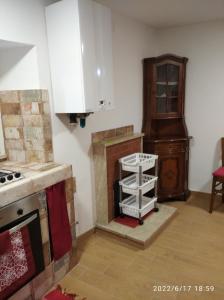 Il comprend une cuisine équipée d'une cuisinière et d'une cheminée. dans l'établissement Appartamento arredato Segni Roma CASA ANNA MARIA, à Segni