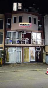 un edificio de apartamentos con un cartel que dice "apartmentarios" en Apartments Ohrid Lake en Ohrid