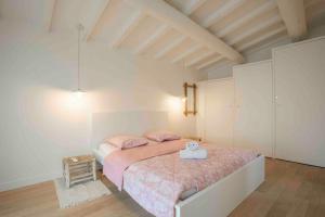 una camera da letto con un letto grande con lenzuola rosa di Bel Appart avec CLIM en DUPLEX - TERRASSE - Wifi ad Avignone Altre 26 foto