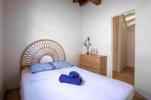 a bedroom with a bed with a blue towel on it at Bel Appart avec CLIM en DUPLEX - TERRASSE - Wifi in Avignon