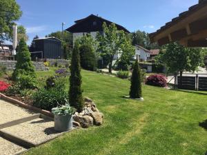 einen Garten mit Blumen und Bäumen in der Unterkunft Ferienwohnungen Schellein in Blaibach