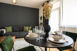Bright stylish apartment with a huge terrace in a top location في فيينا: غرفة طعام مع طاولة وأريكة