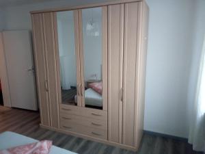 un gran armario de madera en una habitación con cama en Ahrtal Flair, en Bad Neuenahr-Ahrweiler