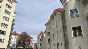 una fila de edificios altos en una ciudad en Krems am Campus, en Krems an der Donau