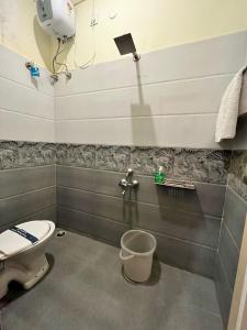 baño con aseo y una cámara en la pared en Oneness nest, en Yercaud
