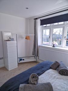 um quarto com uma cama grande e uma janela em The Lodge, 9 Dene House em Gateshead