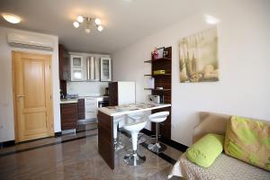 eine Küche mit einem Tisch und einer Bar in einem Zimmer in der Unterkunft Apartments Stadthaus Briski in Opatija
