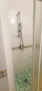 y baño con ducha y puerta de cristal. en Hotel Bristol, en Vietri