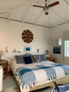 um quarto com uma cama e uma ventoinha de tecto em Hosteria Puerto Palos em Puerto Pirámides