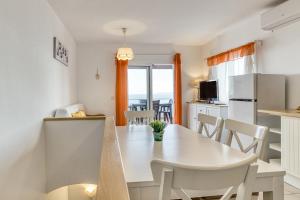 A kitchen or kitchenette at Casa con vistas al Mar Costa Bra