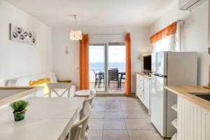 A kitchen or kitchenette at Casa con vistas al Mar Costa Bra