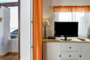 A television and/or entertainment centre at Casa con vistas al Mar Costa Bra