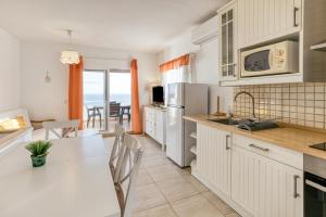 A kitchen or kitchenette at Casa con vistas al Mar Costa Bra