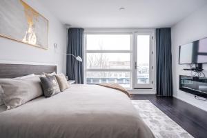 a bedroom with a large bed and a large window at GLOBALSTAY Exclusive 4 Bedroom Townhouse in Downtown Toronto with Parking in Toronto