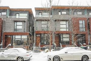 dwa samochody zaparkowane na śniegu przed budynkiem w obiekcie GLOBALSTAY Exclusive 4 Bedroom Townhouse in Downtown Toronto with Parking w mieście Toronto