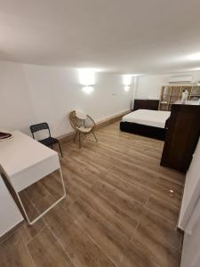 Cette chambre comprend deux lits, une table et des chaises. dans l'établissement Cohens apartments, à Jérusalem