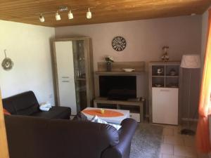 ein Wohnzimmer mit einem Sofa und einem Tisch in der Unterkunft Ferienwohnungen Schellein in Blaibach