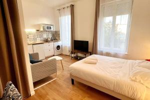 a small bedroom with a bed and a kitchen at A1D Studio Nancy Thermal ARTEM in Nancy