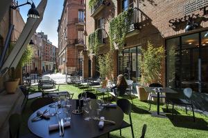 a restaurant with tables and chairs in a courtyard at Logis Hôtel Villa du Taur in Toulouse