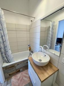 南錫的住宿－A1D Studio Nancy Thermal ARTEM，浴室配有盥洗盆和浴缸。