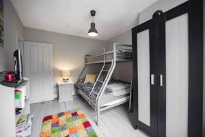 um quarto com um beliche com uma escada em Heart of the beautiful Old Town em Hastings