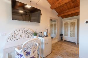 eine Küche mit einem weißen Kühlschrank und einem TV an der Wand in der Unterkunft DOLF - Porta Gemina - Intera Villa in San Crocifisso